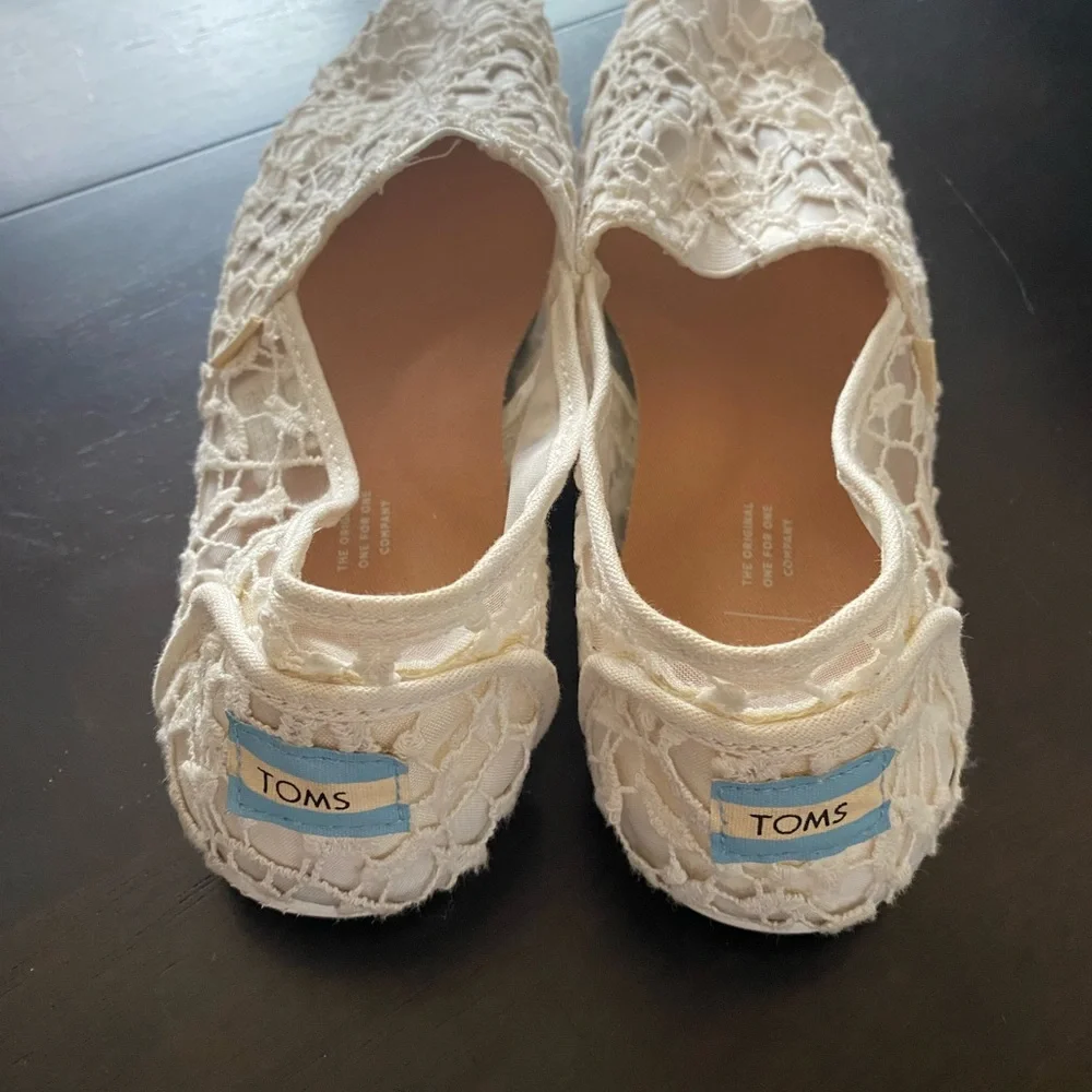 TOMS Women’s White Lace Leaves Classic Shoes - Picture 3 of 4